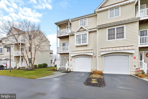 a small white building sitting on the side of a road