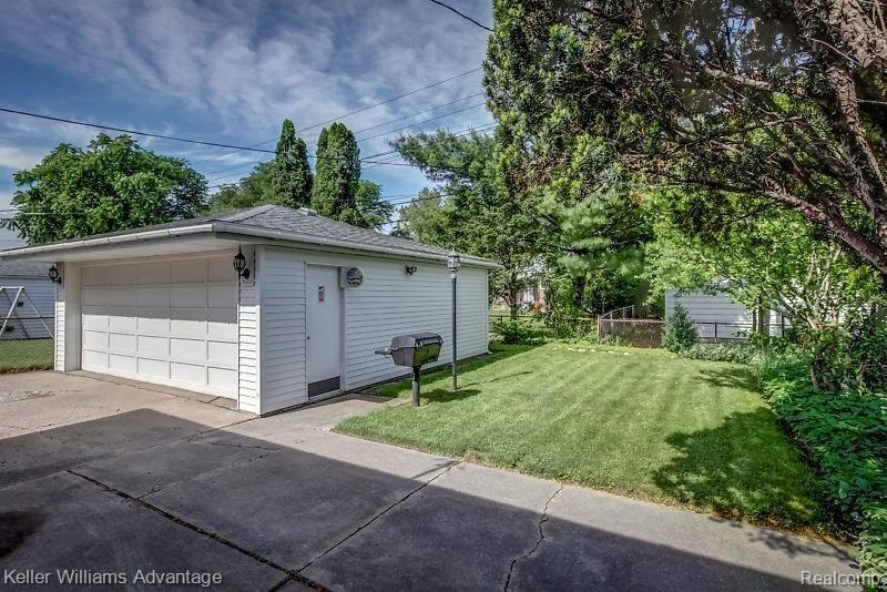 11323 Inkster Road Livonia, MI 48150 - Photo 22 of 24 Fenced yard with built-in gas BBQ!