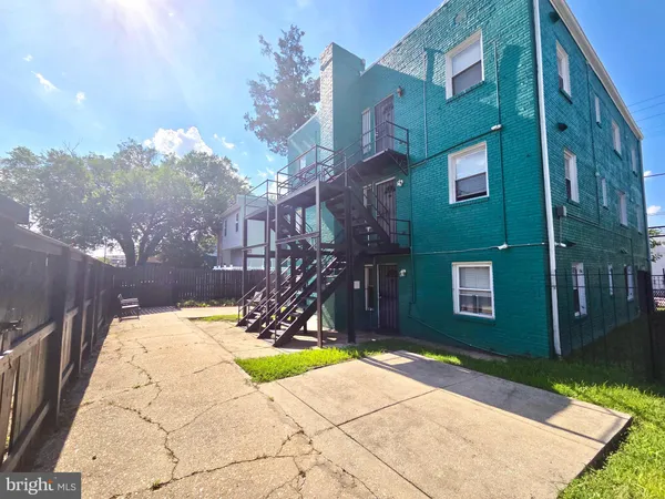 $2,108 | 4013 Gault Place Northeast, Unit 302, Washington, DC 20019