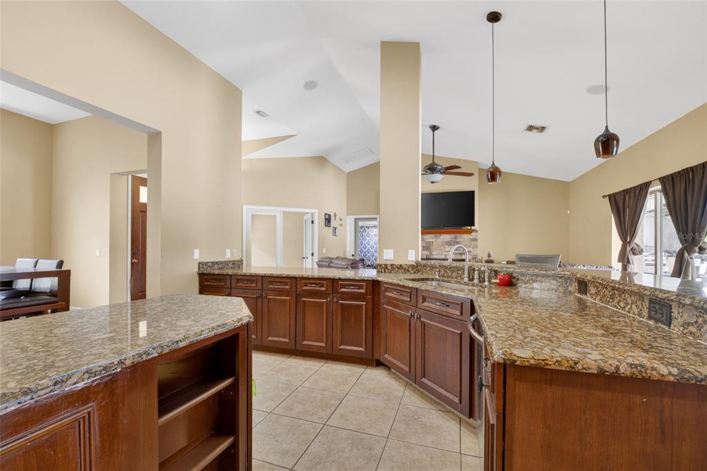 1098 Northwest 165th Ct Road Dunnellon, FL 34432 - Photo 15 of 35