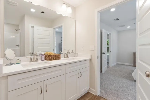 a en suite bathroom with double sink and a large mirror