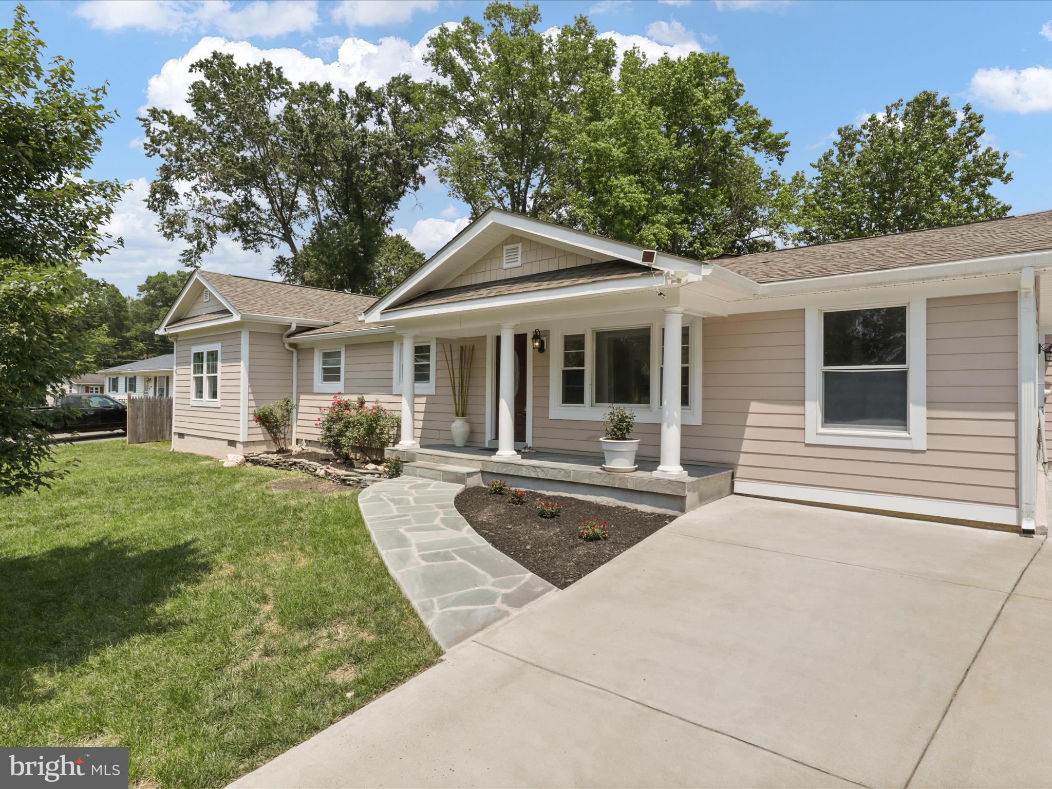 a view of a yard in front of house