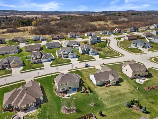 $679,000 | 3552 Olde Howell Road, Waukesha, WI 53188