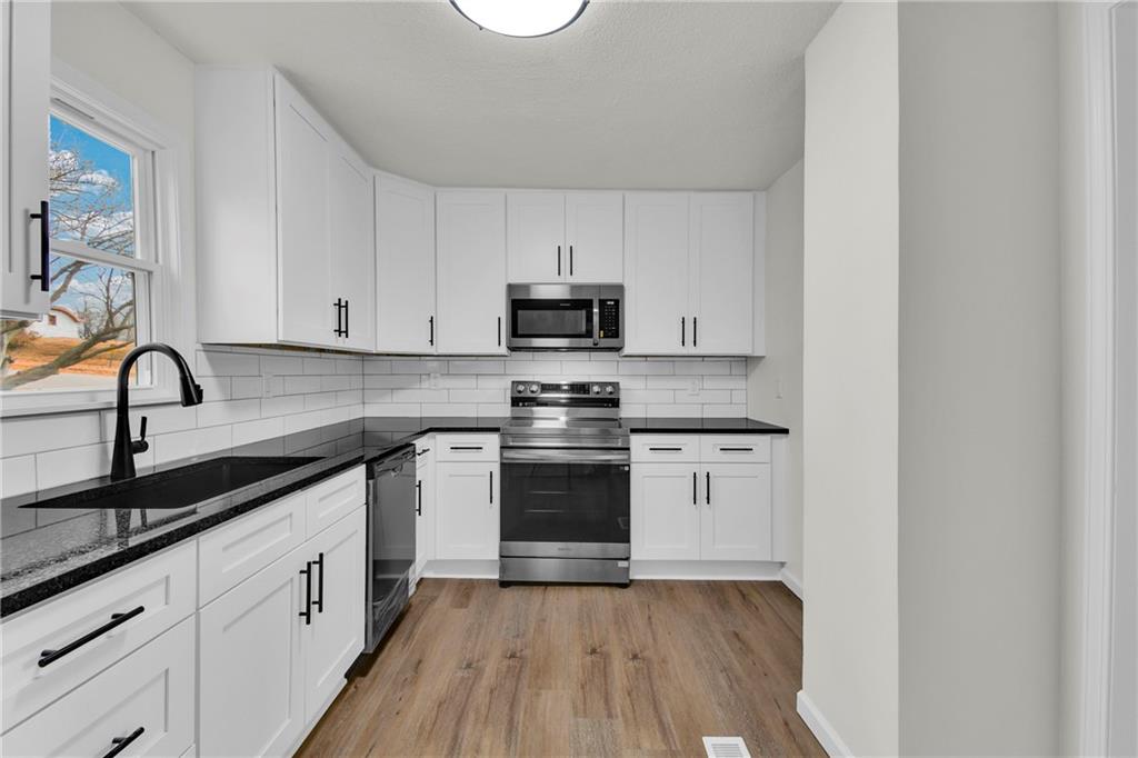 309 East 2nd Street Bonner Springs, KS 66012 - Photo 13 of 39