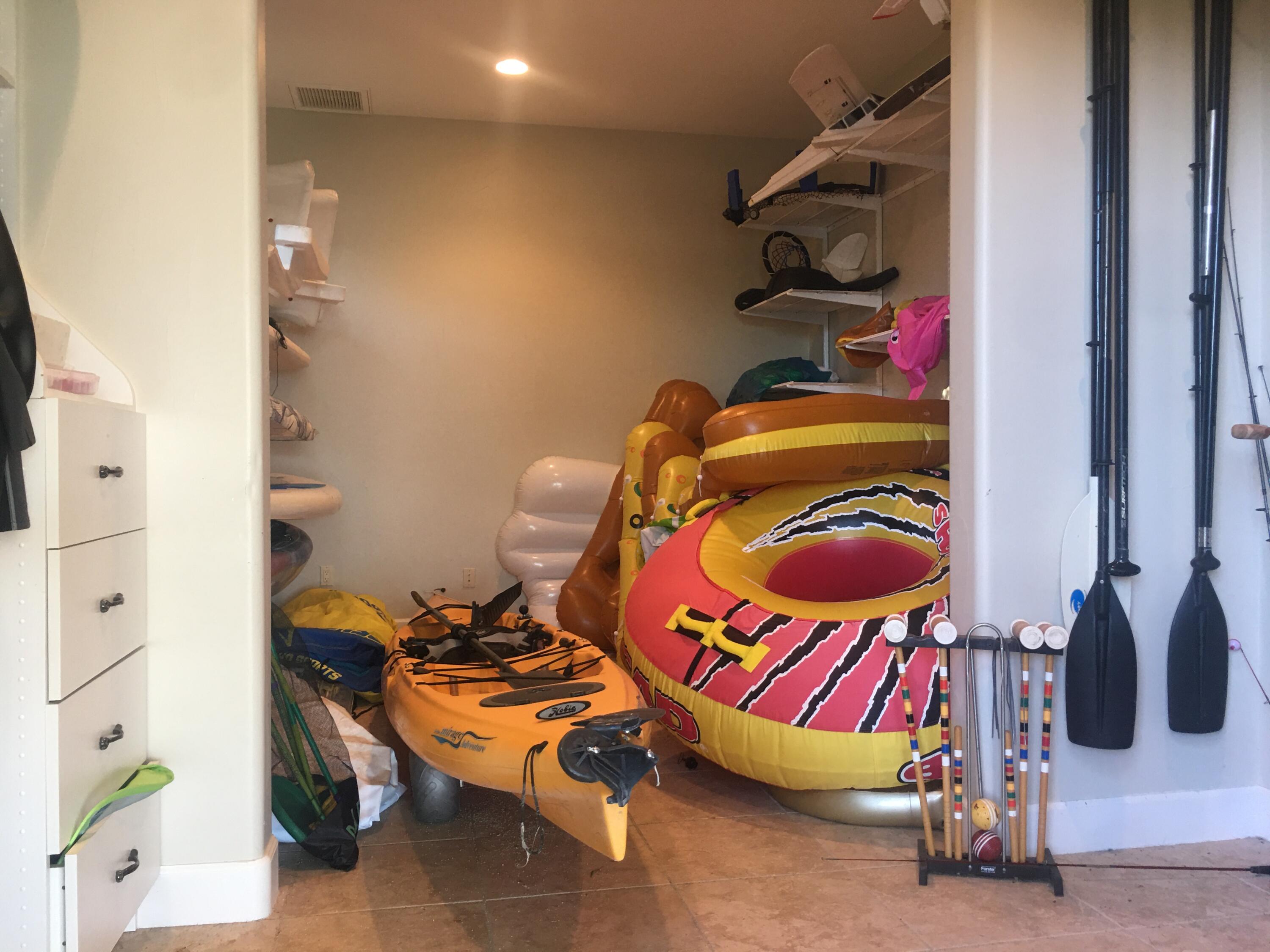 83005 North Shore Drive Indio, CA 92203 - Photo 18 of 40 a room with gym equipment