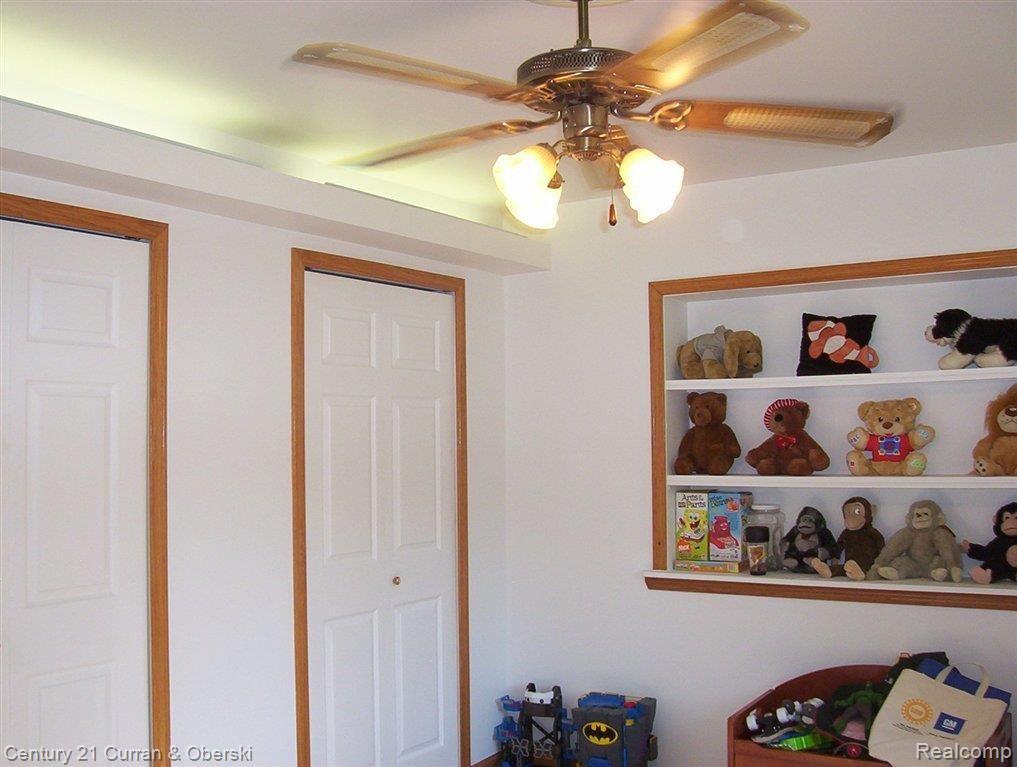 17255 Ridge Road Northville, MI 48168 - Photo 17 of 21 4th Bedroom/Recess Light