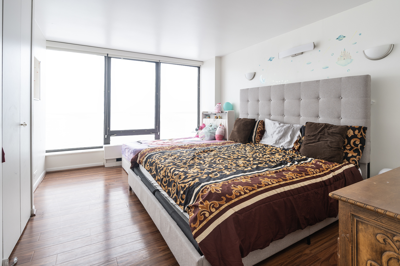 5445 North Sheridan Road, Unit 3210 Chicago, IL 60640 - Photo 10 of 14 a bedroom with a bed and a window