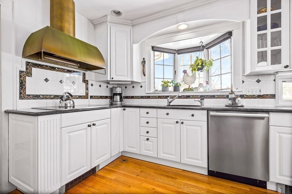 15 Rotherwood Road Newton, MA 02459 - Photo 3 of 40