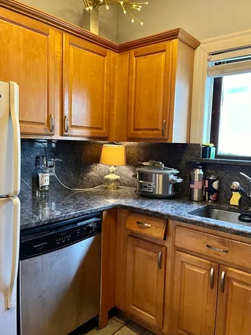 $1,800 | 74 Newhall Street, Unit 3, Lynn, MA 01902