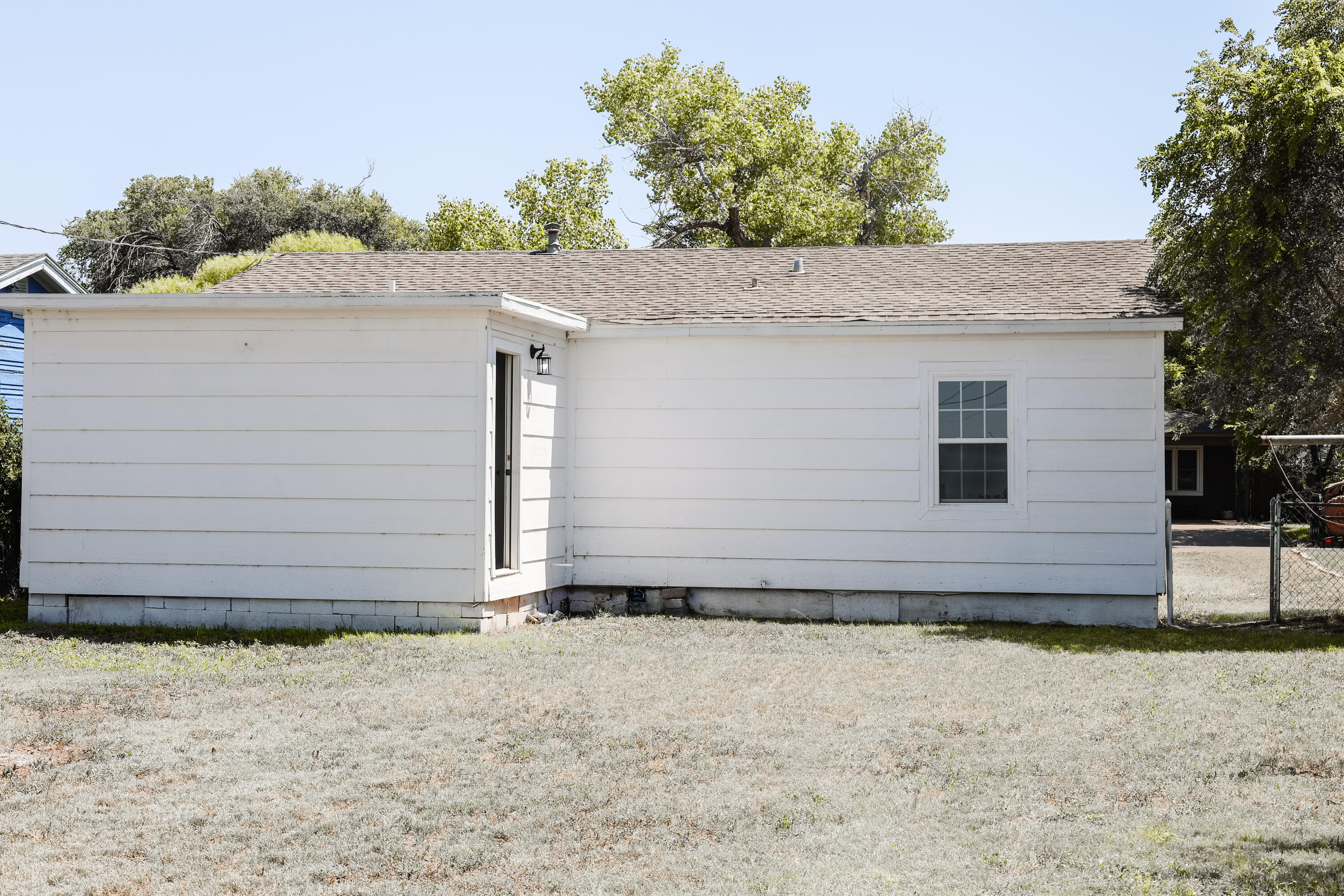 112 Southwest 8th Plainview, TX 79072 - Photo 23 of 24 a house with a yard