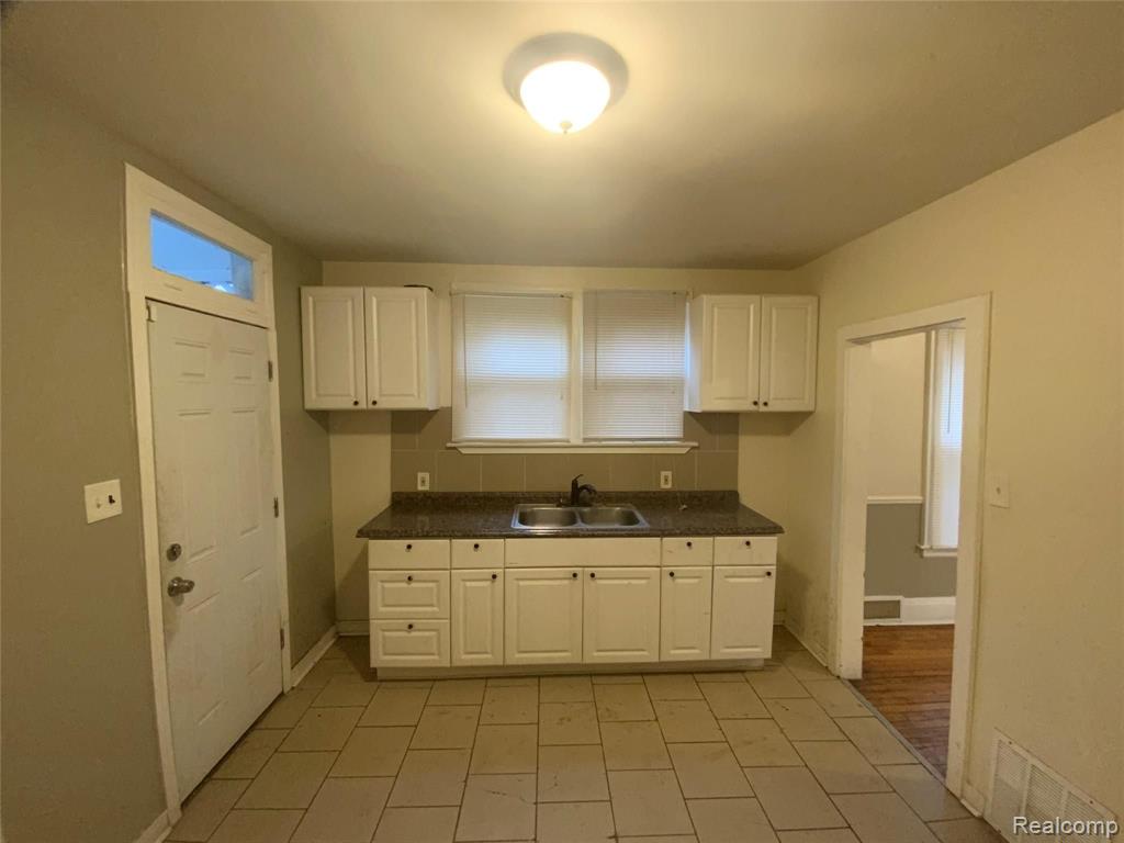 16773 Edinborough Road Detroit, MI 48219 - Photo 8 of 36