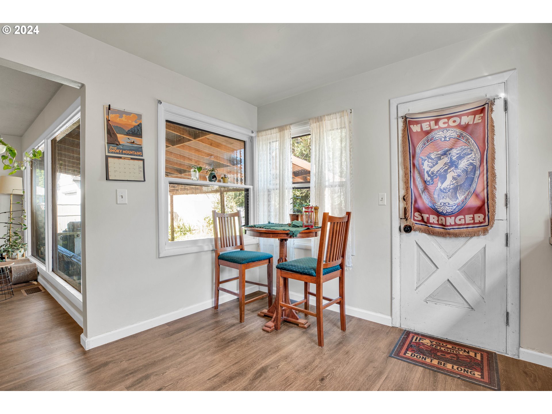 1315 North Russet Street Portland, OR 97217 - Photo 8 of 21 a view of a livingroom with furniture and wooden floor