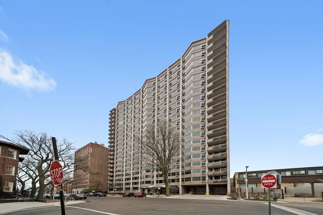 $360,000 | 555 West Cornelia Avenue, Unit 1401, Chicago, IL 60657