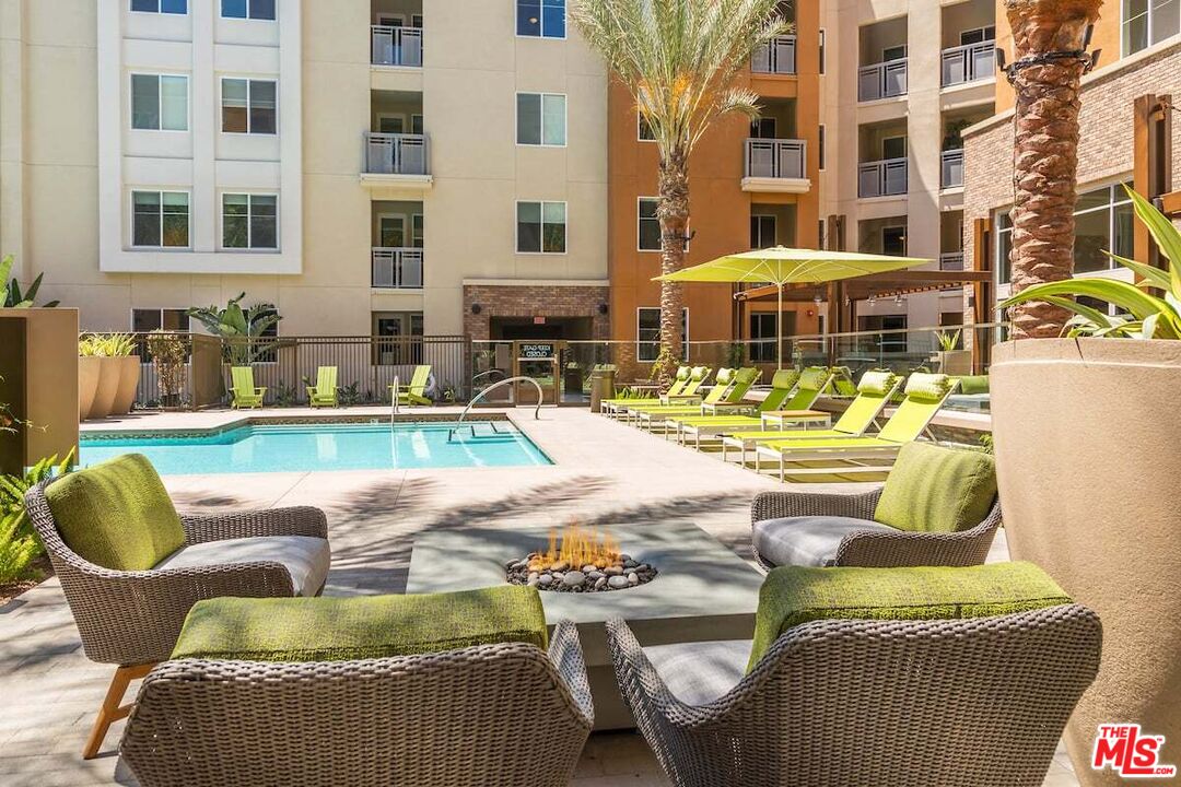 7290 Edinger Avenue, Unit 3103 Huntington Beach, CA 92647 - Photo 11 of 24 a view of an outdoor dining space with a patio