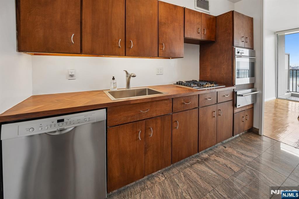 3 Horizon Road, Unit 1422 Fort Lee, NJ 07024 - Photo 5 of 24 Gallery Image 5