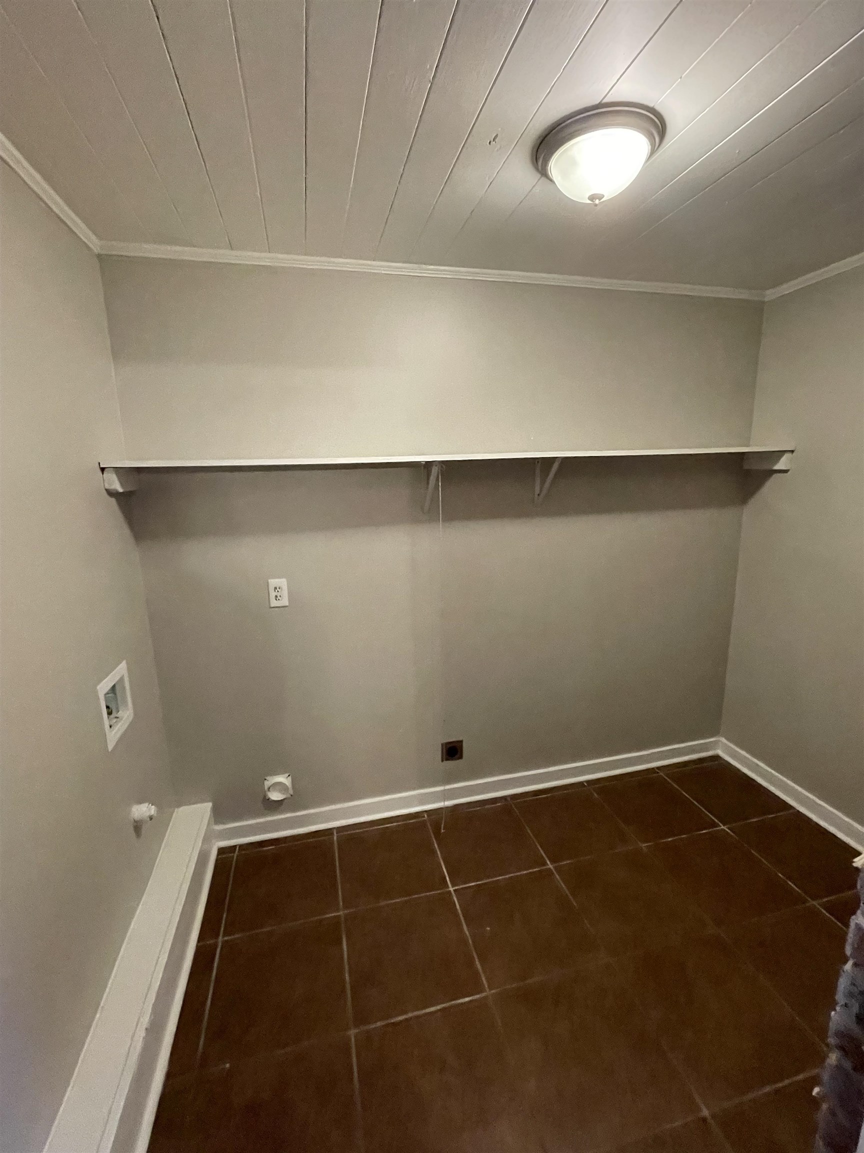 1451 Titus Road Memphis, TN 38111 - Photo 7 of 11 a room with a walk in closet and a window