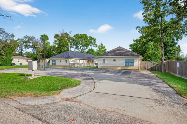 a view of a house with backyard and sitting area