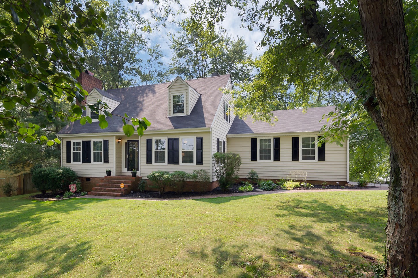 1118 Ridgeway Circle Athens, TN 37303 - Photo 2 of 30 a front view of a house with garden