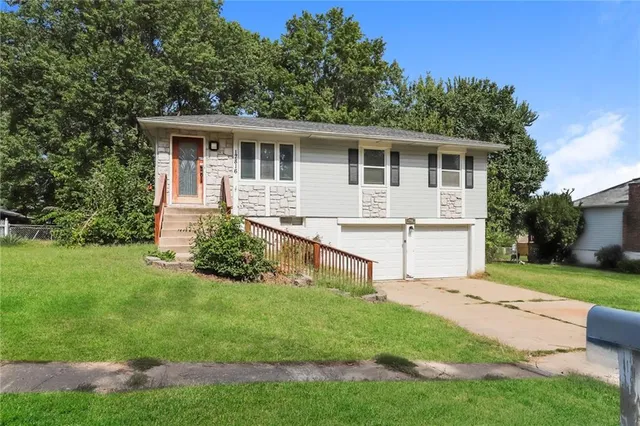 $1,705 | 17816 East Greentree Avenue, Independence, MO 64057