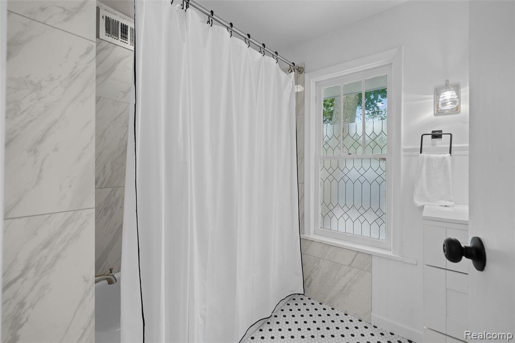 126 North Holcomb Road Clarkston, MI 48346 - Photo 37 of 49 Gallery Image 37