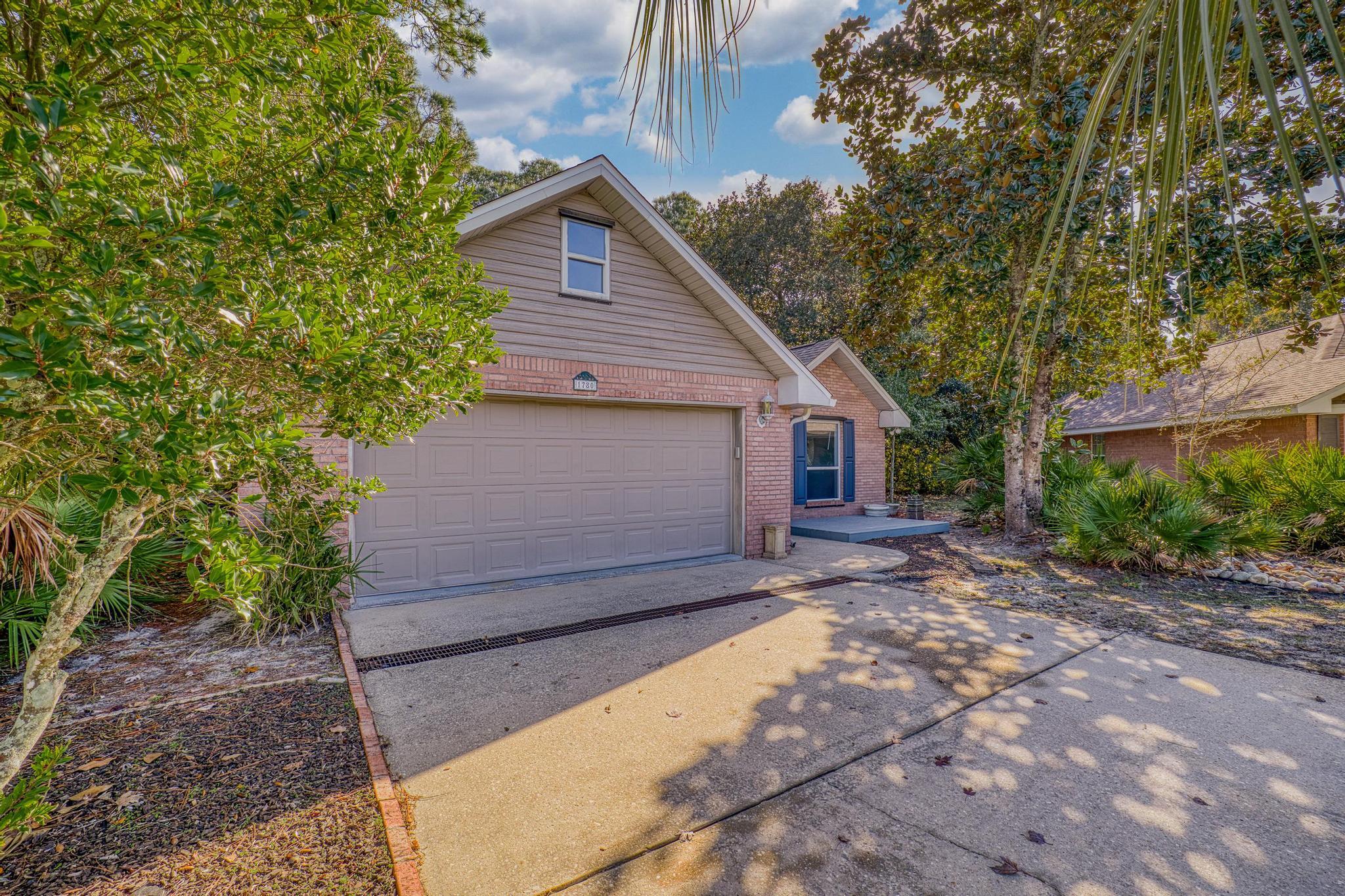 1780 Ivalea Circle Navarre, FL 32566 - Photo 3 of 43 7Y9A9131_HDR