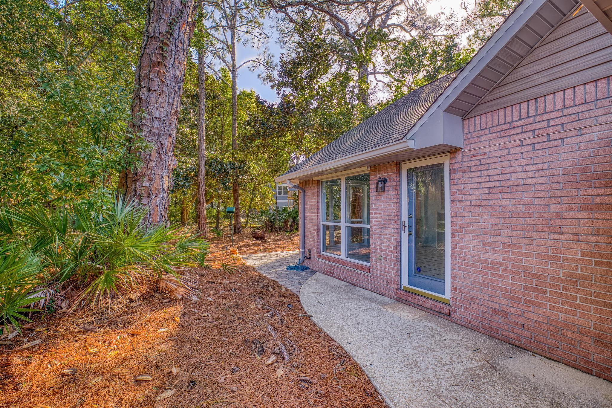 1780 Ivalea Circle Navarre, FL 32566 - Photo 5 of 43 7Y9A9136_HDR