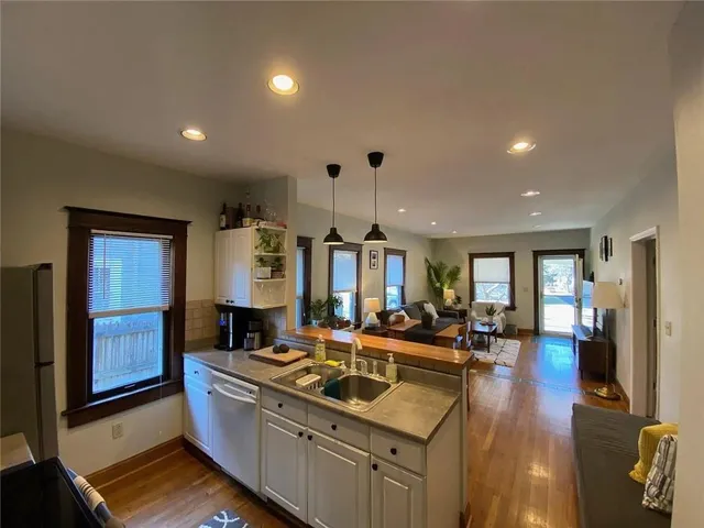 $1,600 | 4427 State Line Road, Kansas City, MO 64111