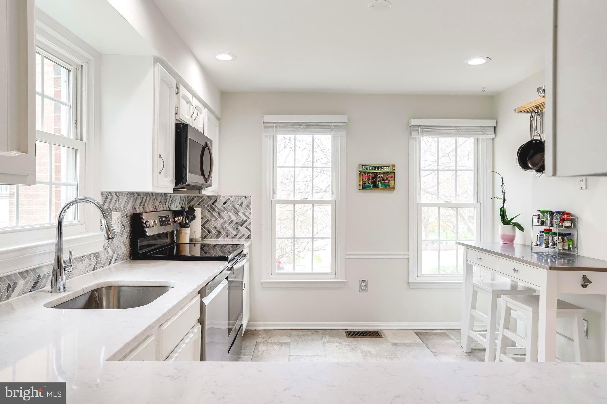 14 South Manchester Street Arlington, VA 22204 - Photo 31 of 88 View into Kitchen from Dining Room