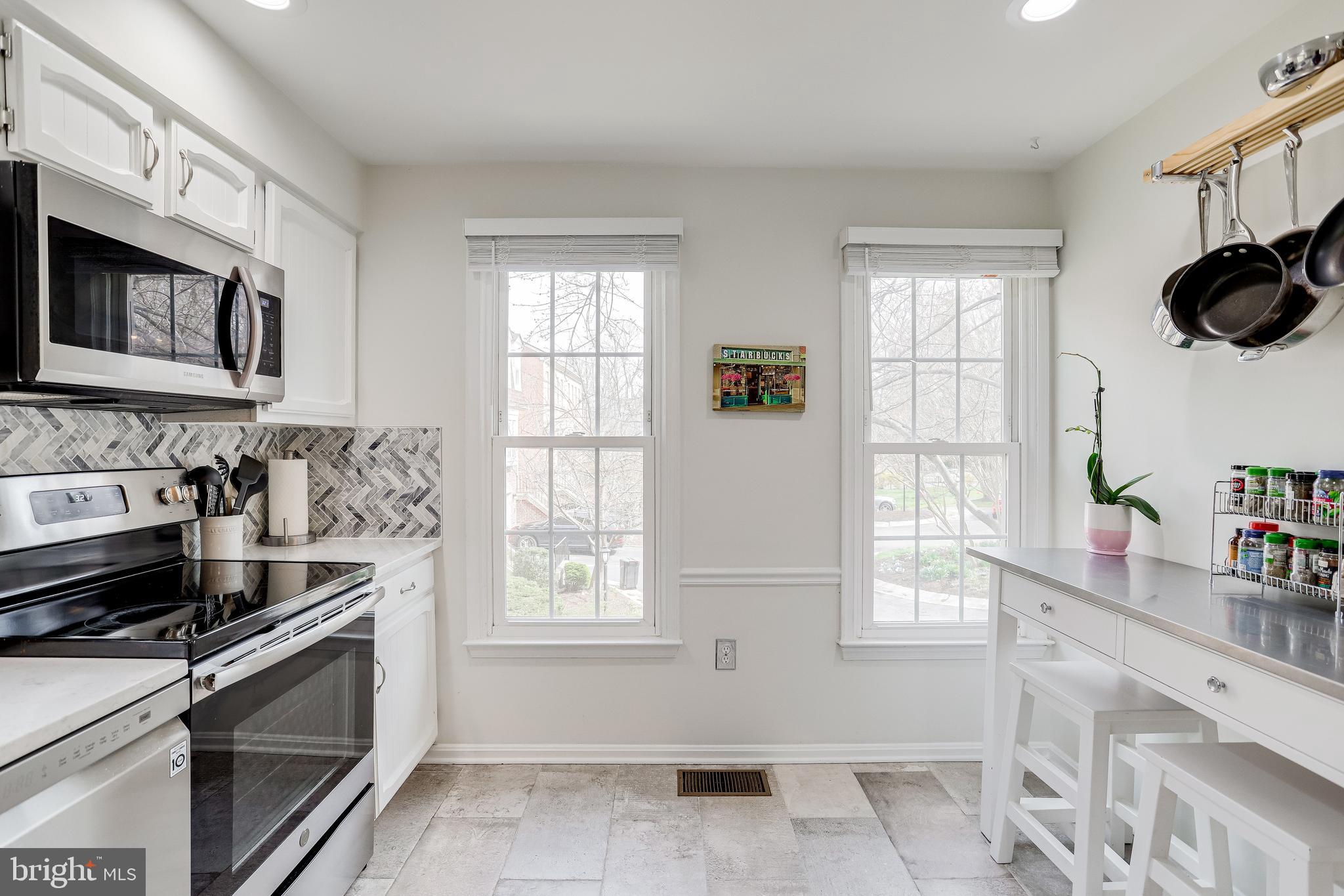 14 South Manchester Street Arlington, VA 22204 - Photo 39 of 88 Windows, Windows, Windows Everywhere!