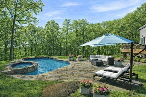 $2,699,000 | 2 Hemlock Rise, Armonk, NY 10504