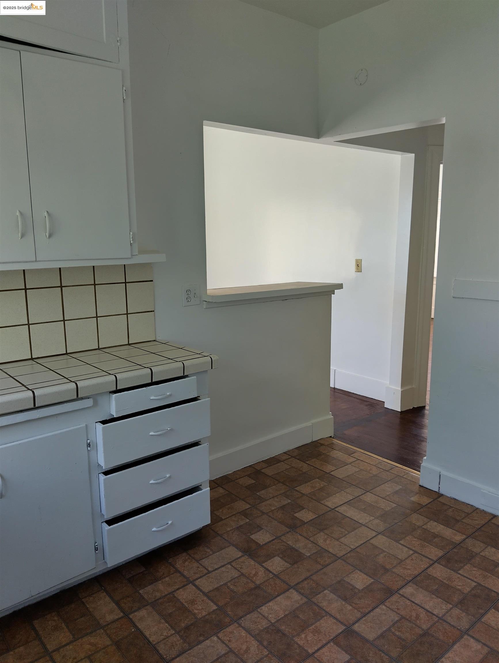 1864 11th Avenue Oakland, CA 94606 - Photo 22 of 46 a view of a small space