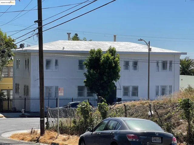 a view of house with car parked