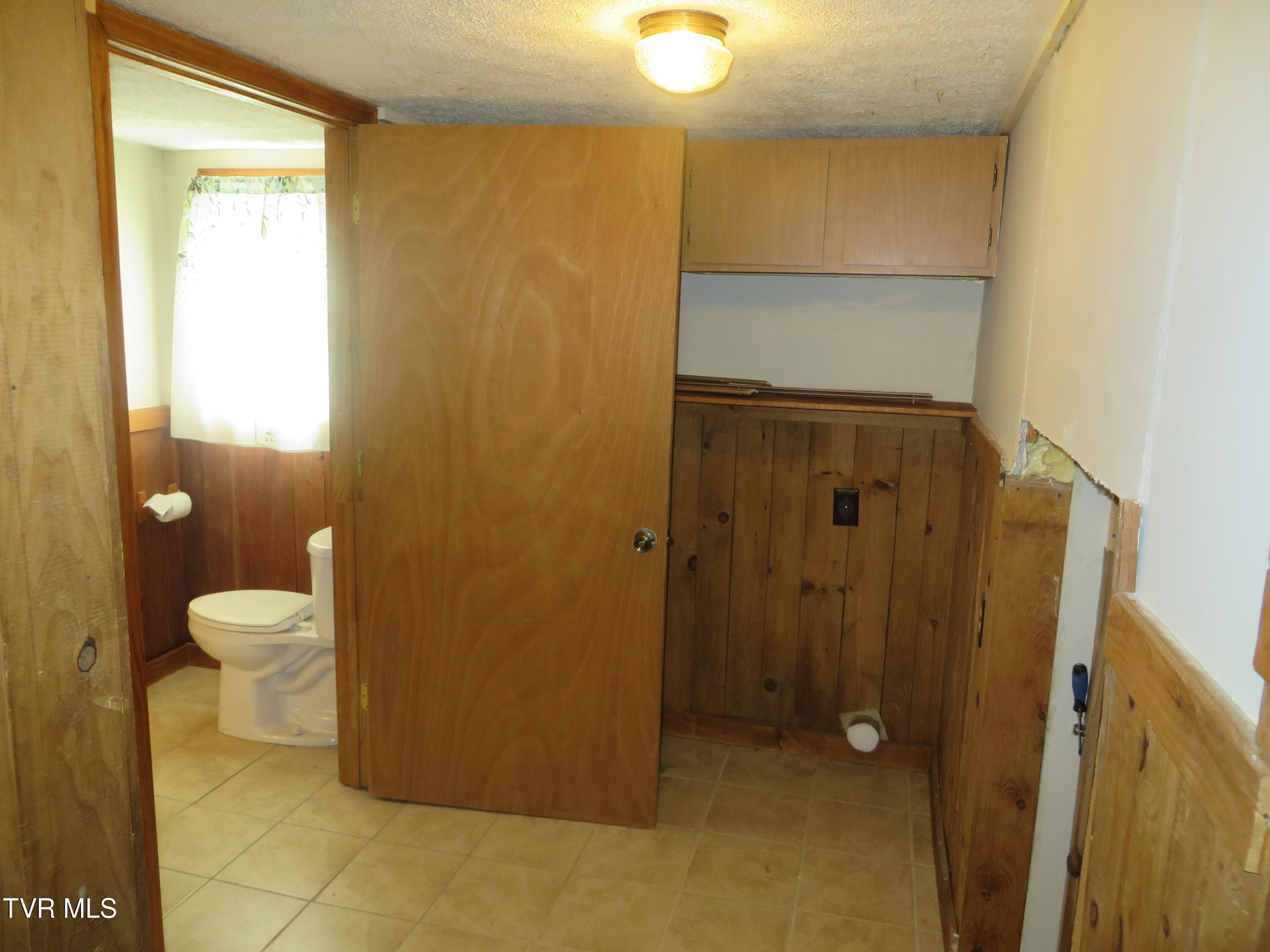 492 Forge Creek Road Mountain City, TN 37683 - Photo 33 of 44 Laundry - bath