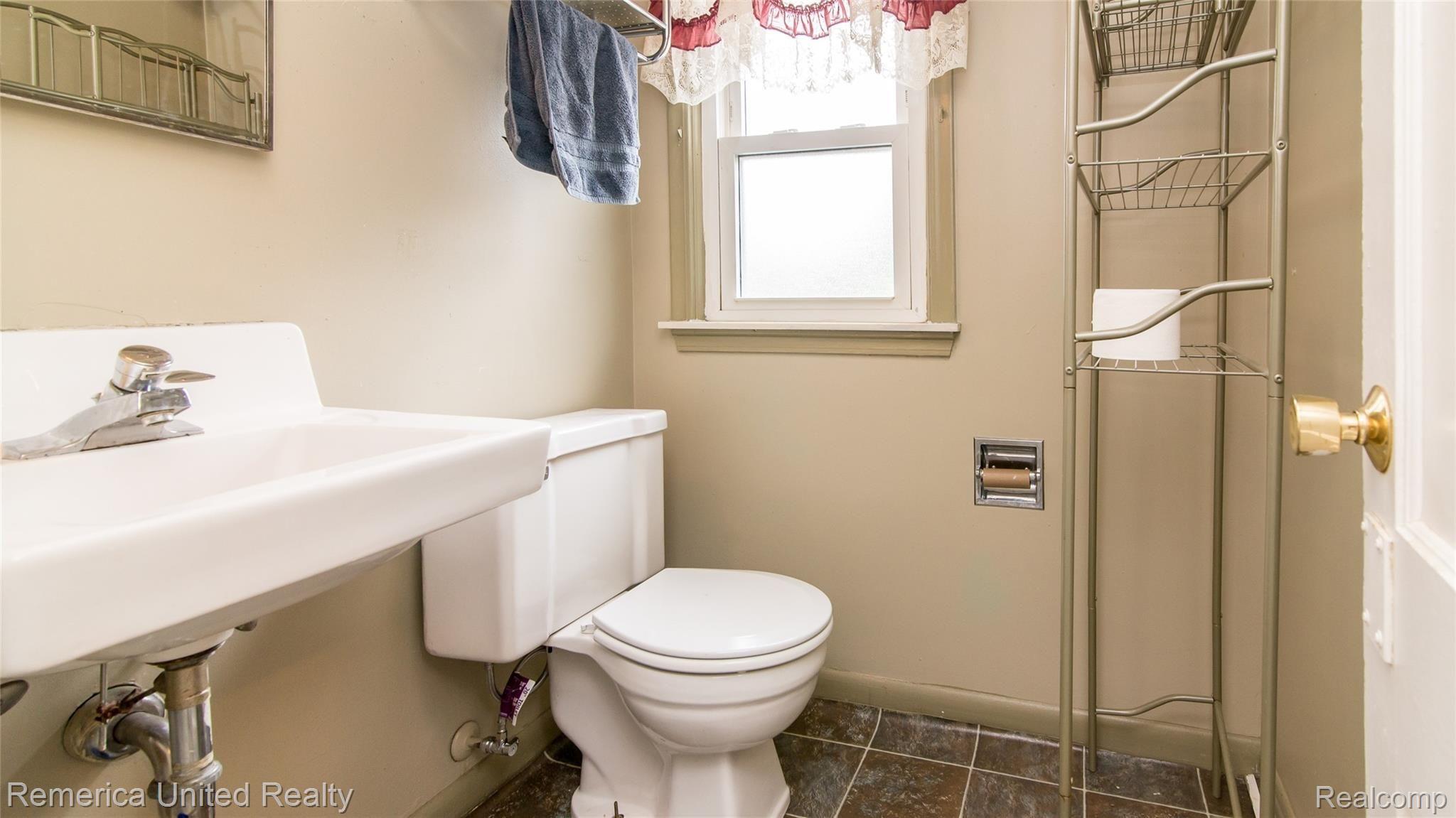 21107 Inkster Road Farmington, MI 48336 - Photo 4 of 41 029_29.jpg