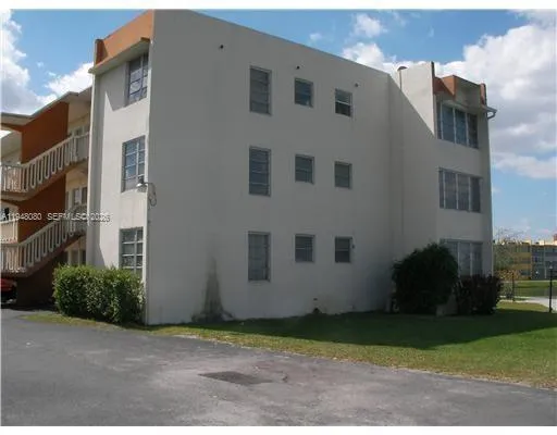 $2,200 | 1591 Northeast Miami Gardens Drive, Unit 205, Miami, FL 33179