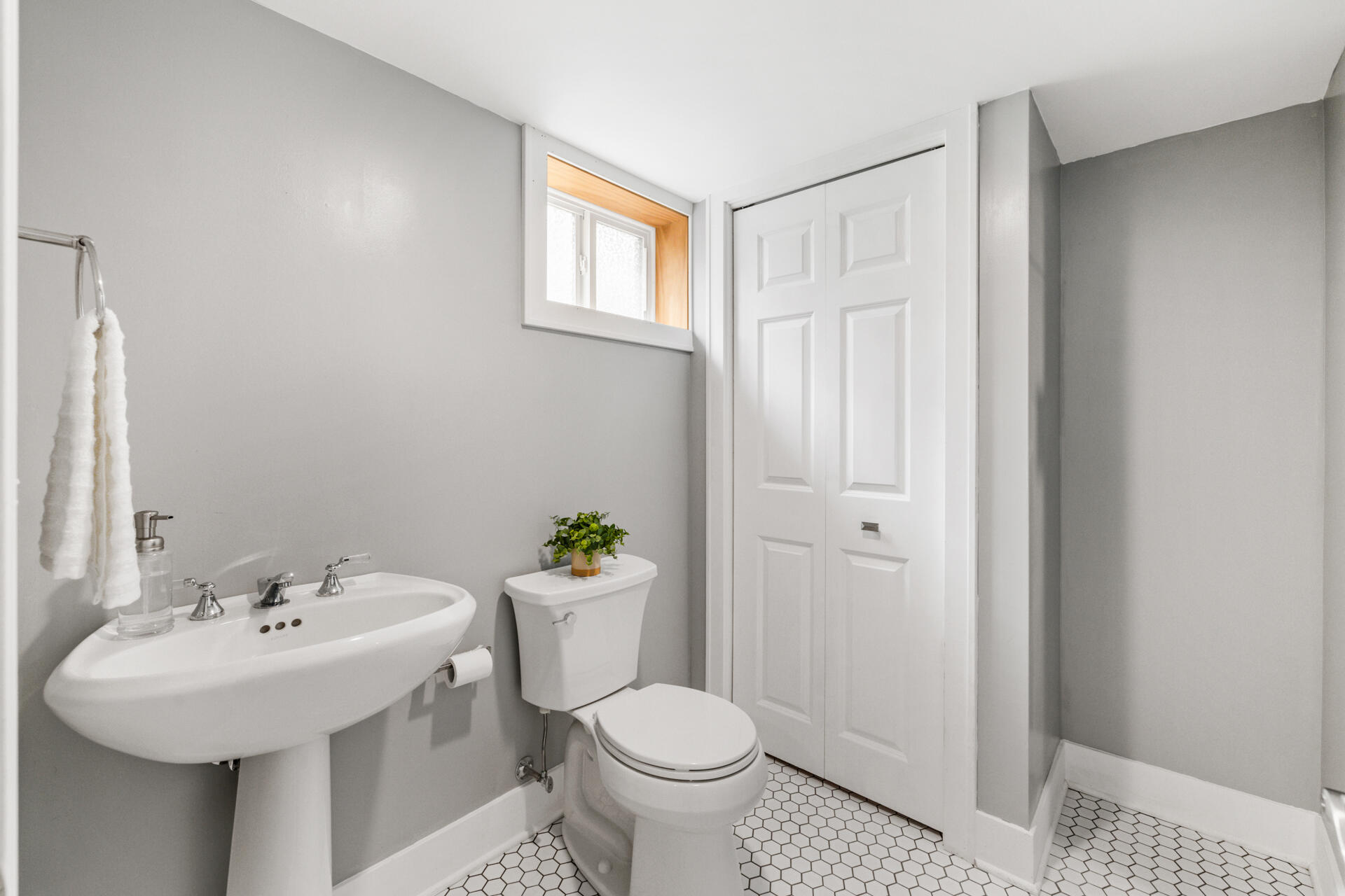 415 South Concord Road Oconomowoc, WI 53066 - Photo 28 of 39 Completed in 2022 this full bath adds to the lower level.