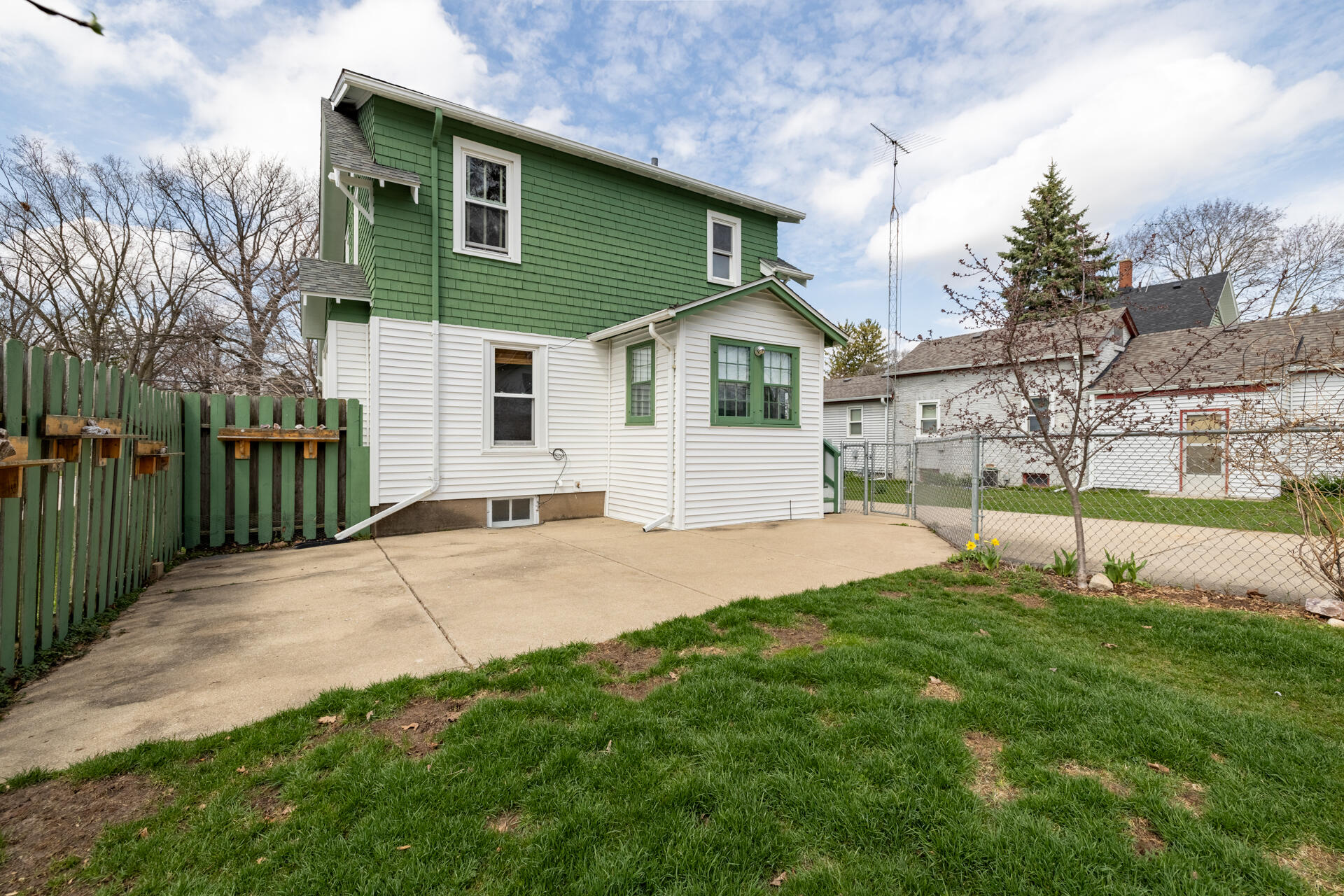 415 South Concord Road Oconomowoc, WI 53066 - Photo 30 of 39 A back patio ready for morning coffee or evening cocktails.