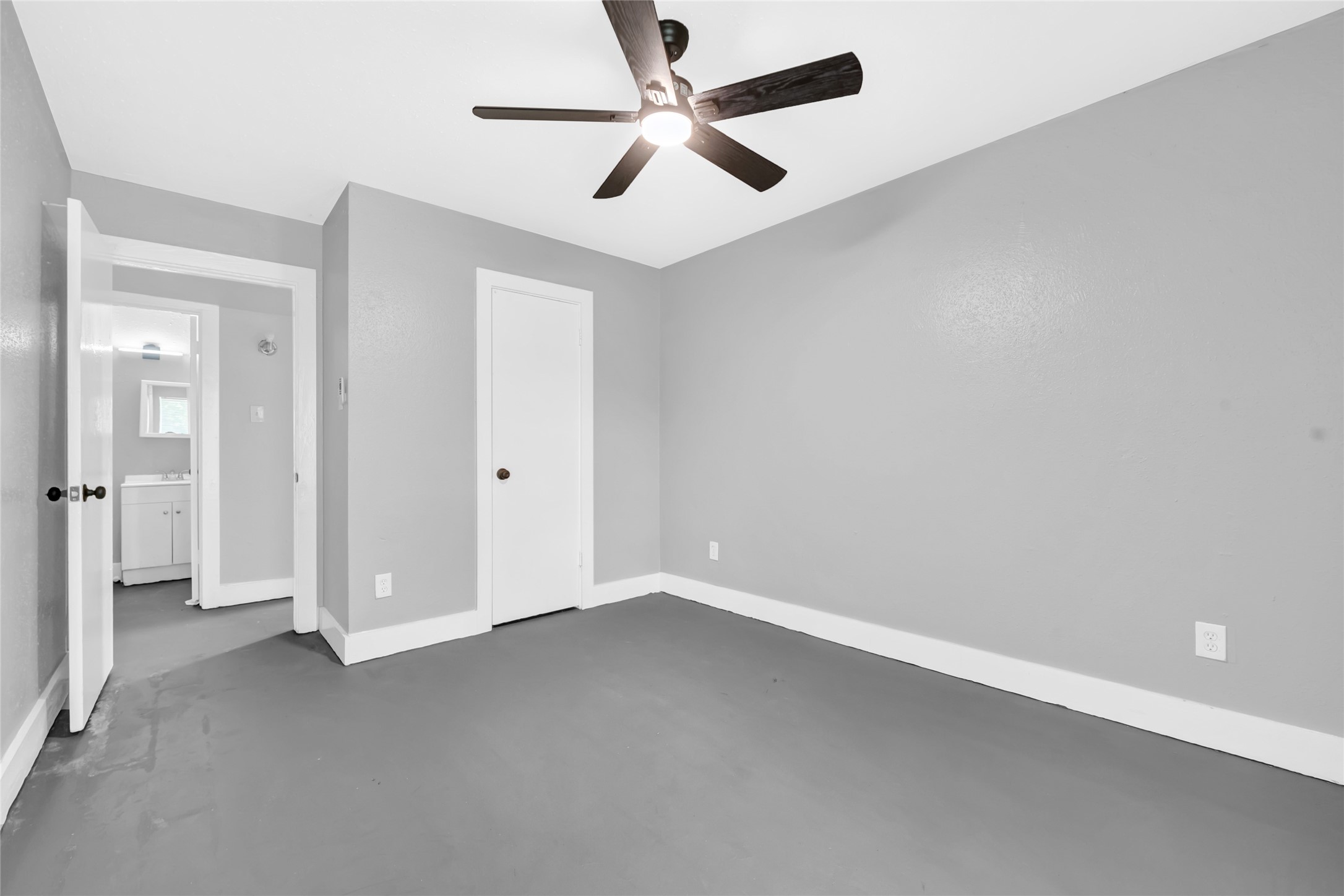 3802 Dabney Street, Unit 16 Houston, TX 77026 - Photo 7 of 13 an empty room with closet and windows