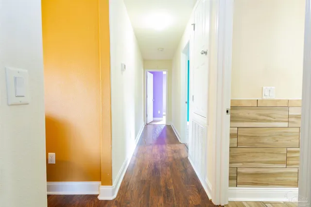 a view of empty room with window
