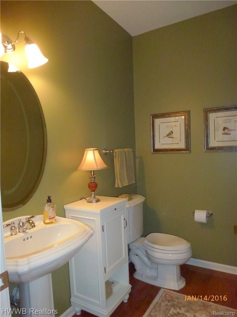 3709 Winding Brk Circle, Unit 85 Rochester, MI 48309 - Photo 14 of 39 Powder Room