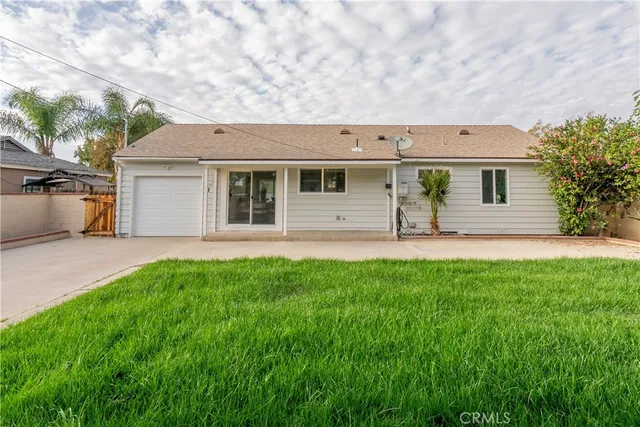 a view of a house with a backyard