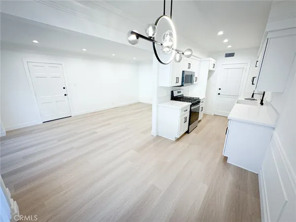 $2,795 | 1700 Del Valle Avenue, Unit 1704, Glendale, CA 91208