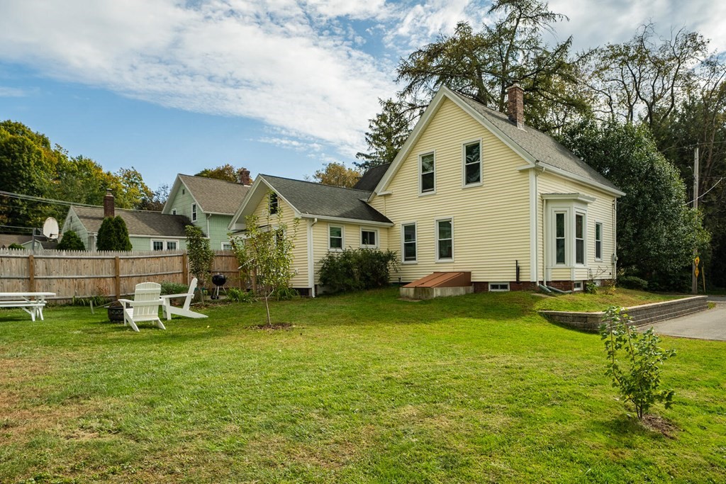 28 Spring Street South Hadley, MA 01075 - Photo 3 of 29 Gallery Image 3