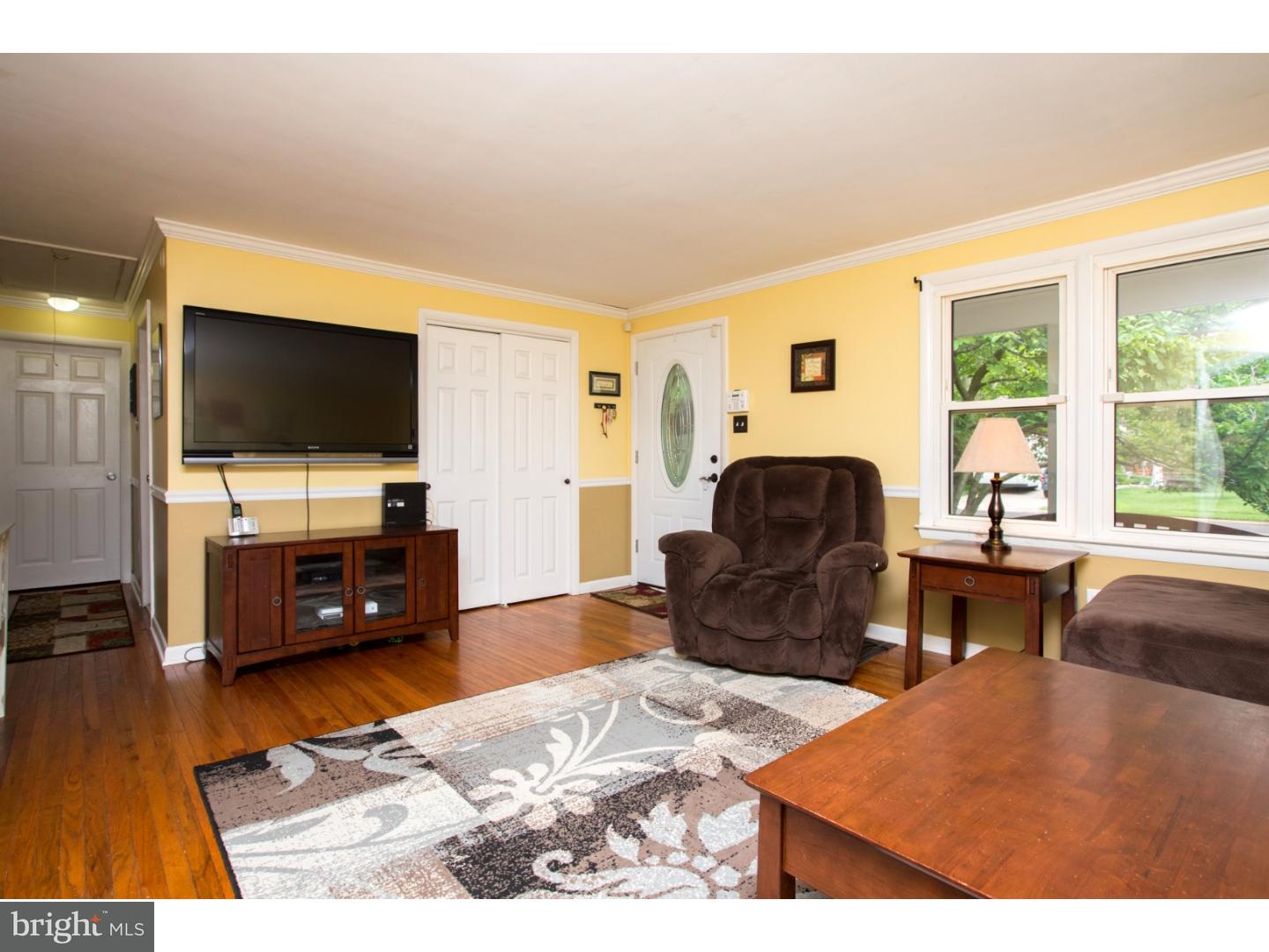 113 Minnetonka Road Somerdale, NJ 08083 - Photo 4 of 22 Living Room