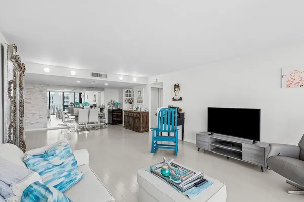 $4,000 | 5600 North Flagler Drive, Unit 2004, West Palm Beach, FL 33407