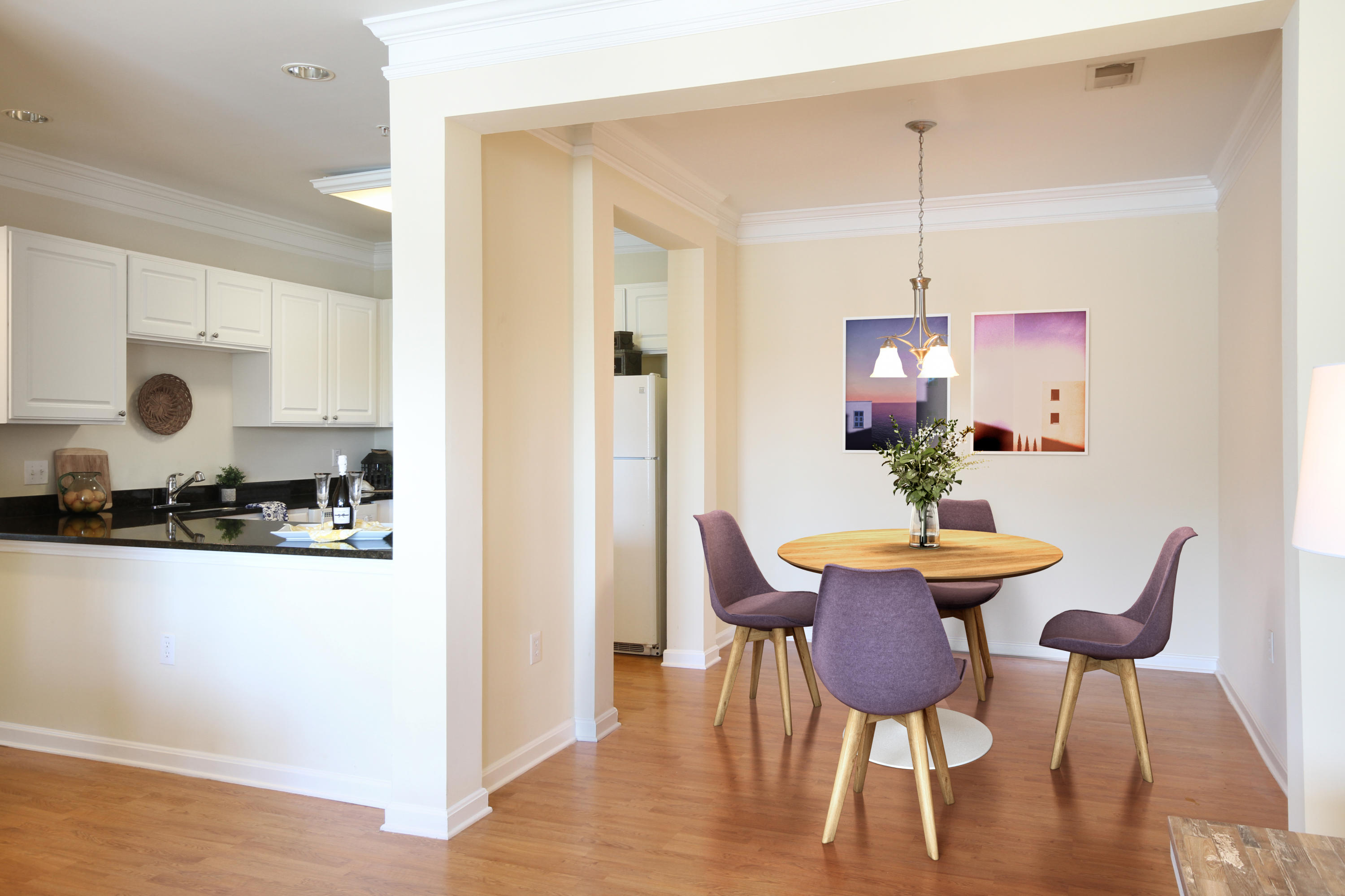 Beautiful Dining Room w/Crown Molding