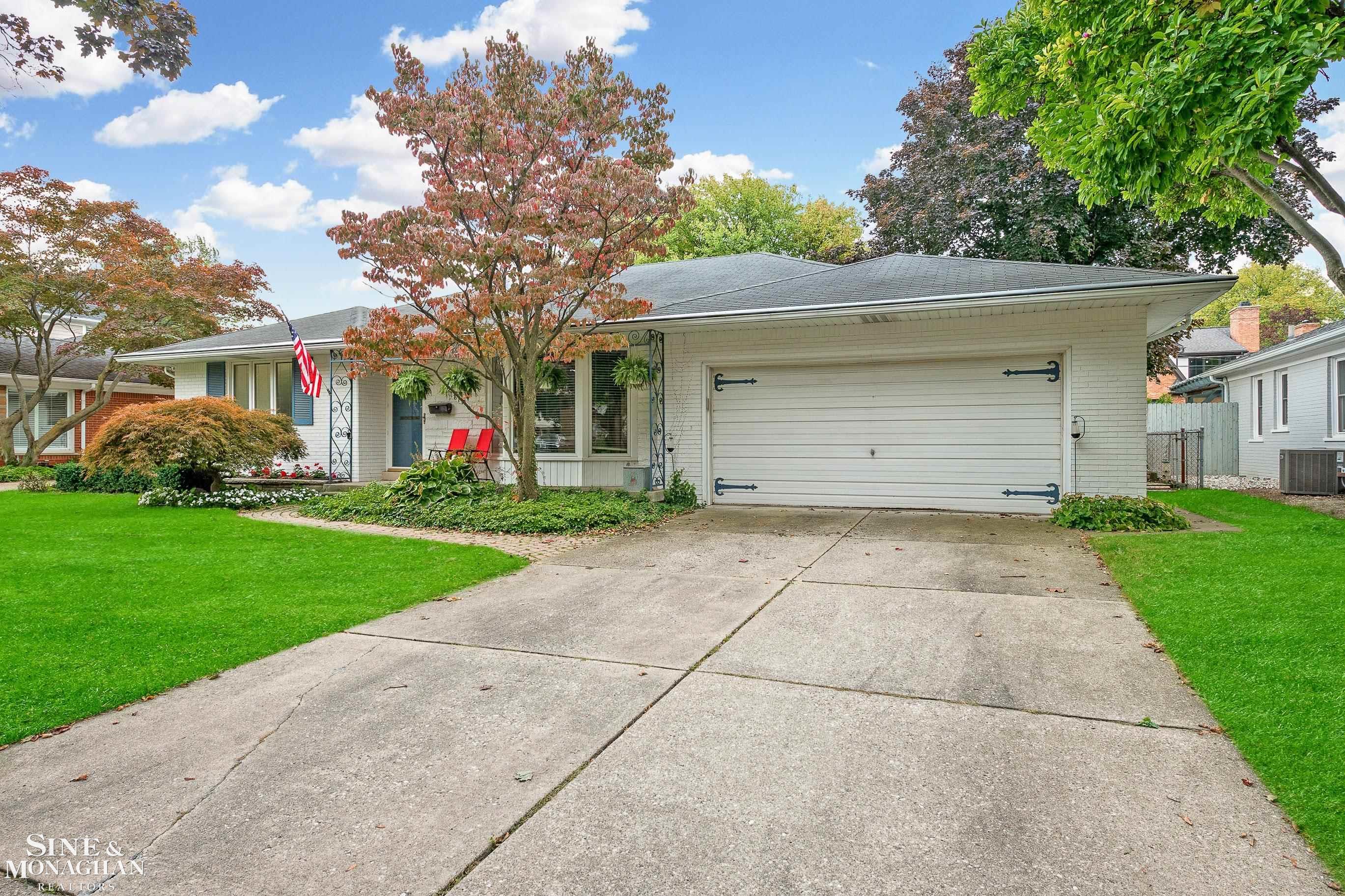 187 Ridgemont Road Grosse Pointe, MI 48236 - Photo 7 of 11 50092781-6.JPG