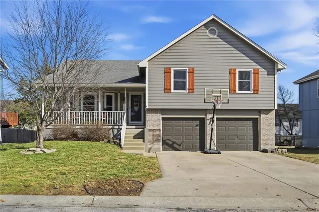 $305,000 | 112 Northeast 6th Street, Blue Springs, MO 64014