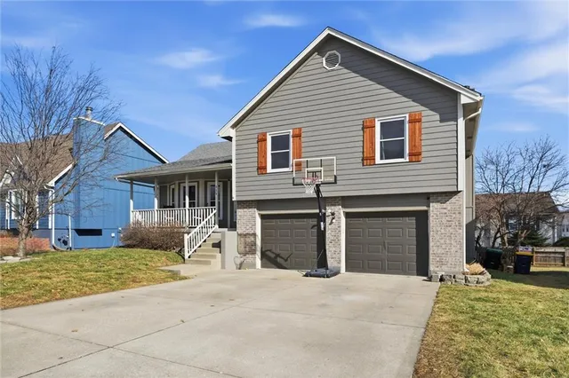 $305,000 | 112 Northeast 6th Street, Blue Springs, MO 64014