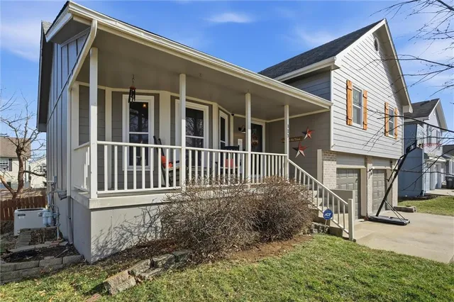 $305,000 | 112 Northeast 6th Street, Blue Springs, MO 64014